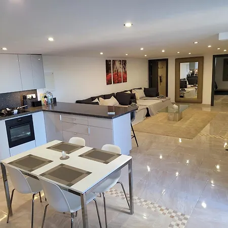 Luxury Sea Views With Pool Appartamento